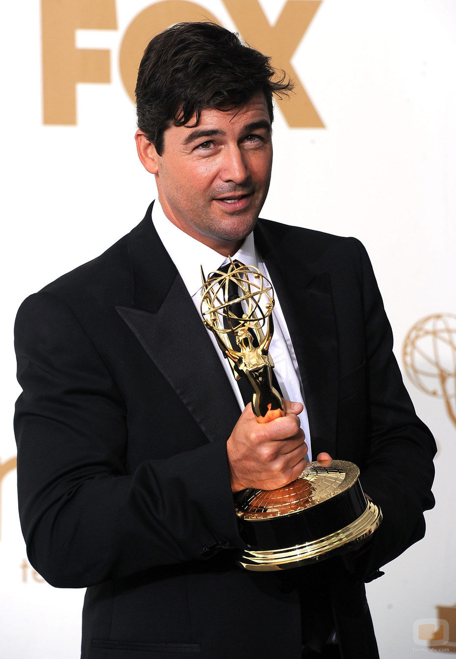 Kyle Chandler posa con el Emmy 2011 al Mejor Actor de Drama por 'Friday Night Lights'