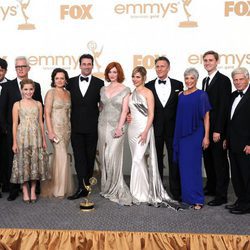El reparto de 'Mad Men' posa con el Emmy 2011 a Mejor Drama