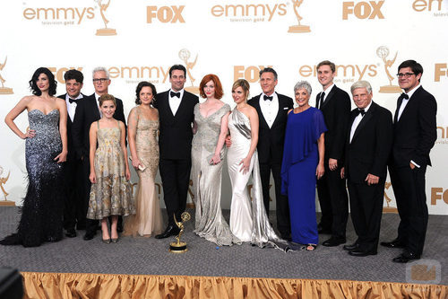 El reparto de 'Mad Men' posa con el Emmy 2011 a Mejor Drama
