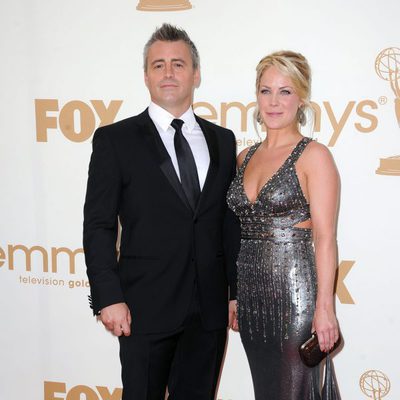 Matt LeBlanc posa con su pareja Andrea Anders en los Emmy 2011