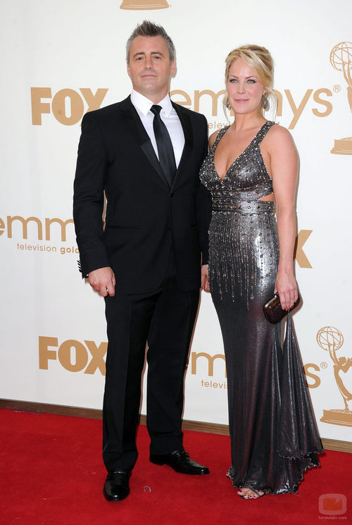 Matt LeBlanc posa con su pareja Andrea Anders en los Emmy 2011