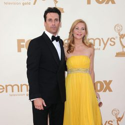Jon Hamm y su mujer Jennifer Westfeldt en los Emmy 2011