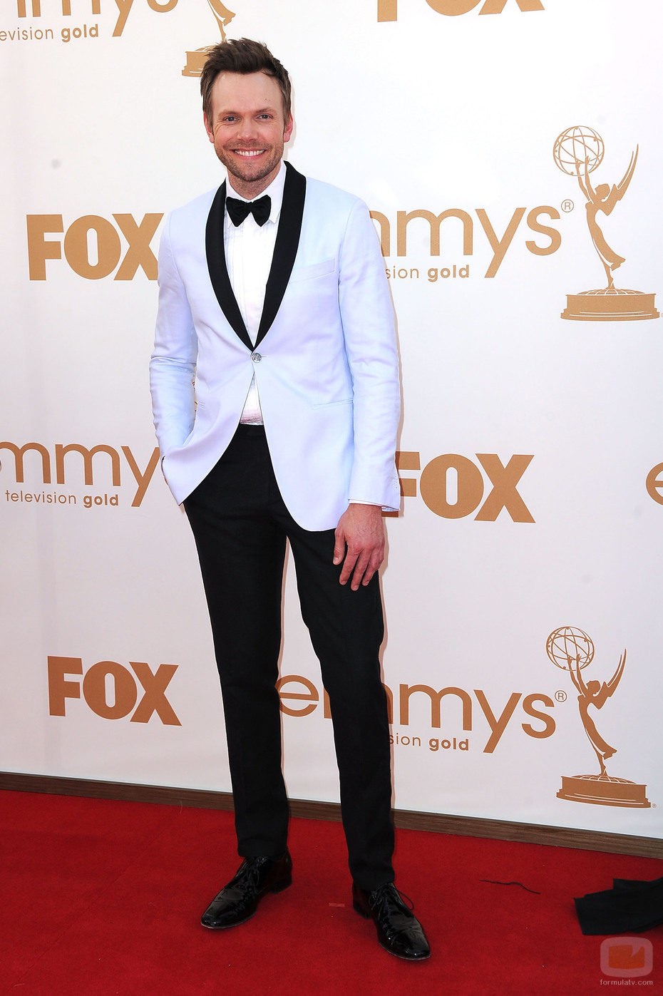 Joel McHale en los Emmy 2011