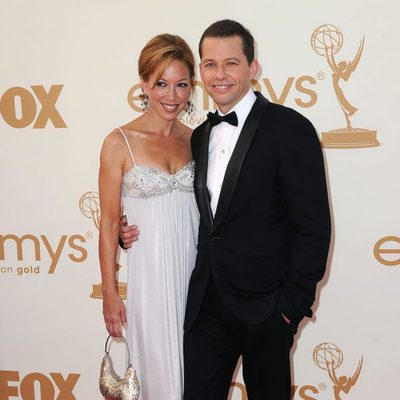 Jon Cryer de 'Dos hombres y medio' y su mujer Lisa Joyner en los Emmy 2011