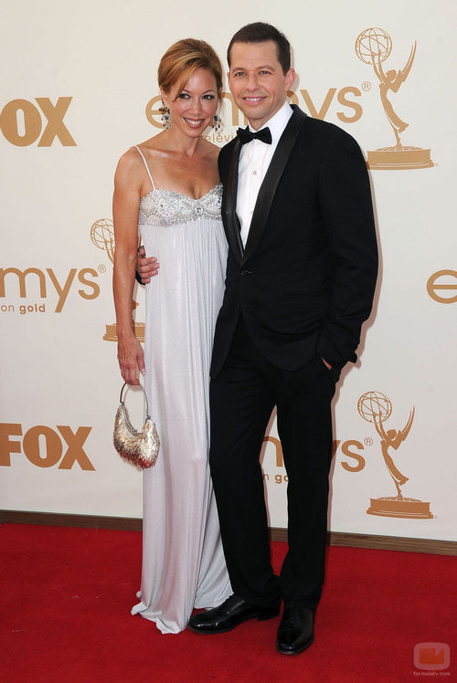 Jon Cryer de 'Dos hombres y medio' y su mujer Lisa Joyner en los Emmy 2011