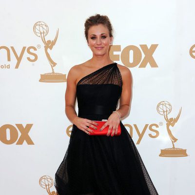 Kaley Cuoco de 'The Big Bang Theory' en los Emmy 2011