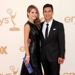 Mario Lopez y su pareja Maria Menounos en los Emmy 2011
