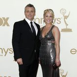 Matt LeBlanc y su pareja Andrea Anders en los Emmy 2011