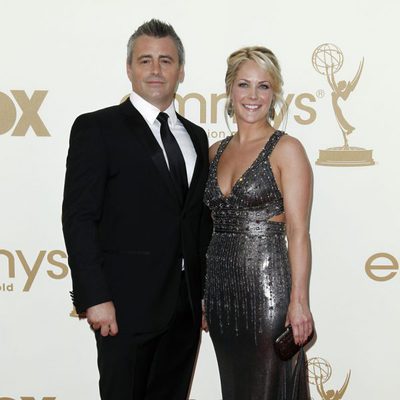 Matt LeBlanc y su pareja Andrea Anders en los Emmy 2011