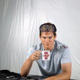 'Dexter' con una taza en un poster promocional de la sexta temporada
