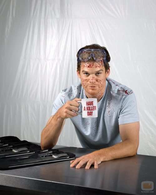 'Dexter' con una taza en un poster promocional de la sexta temporada