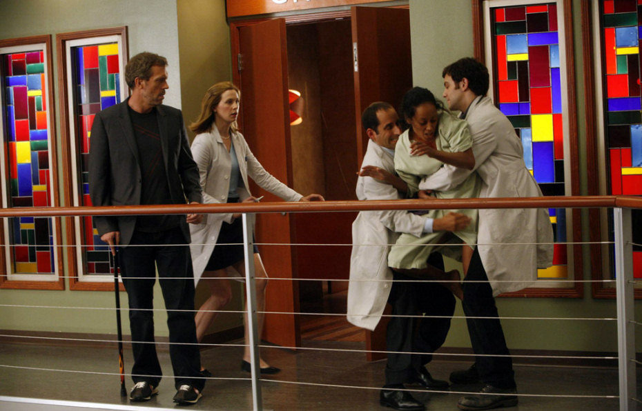 House mira atónito como los doctores agarran a una paciente