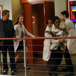 House mira atónito como los doctores agarran a una paciente