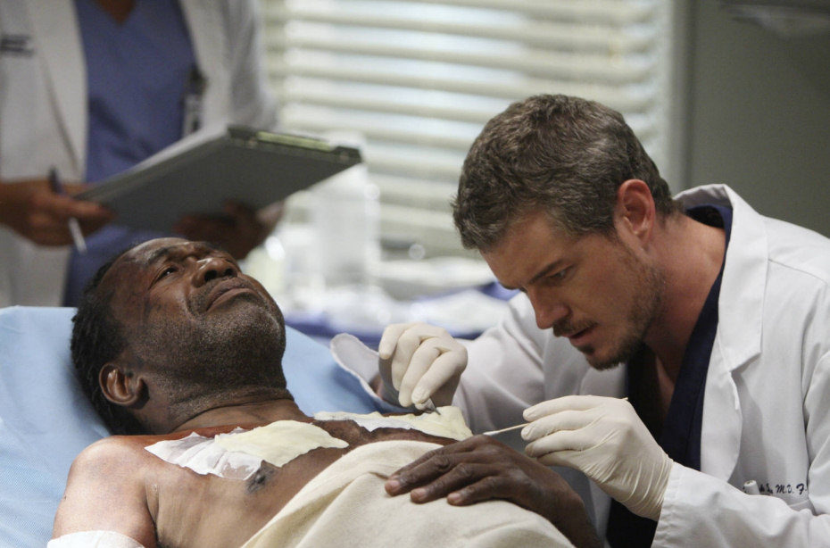 El Dr Mark Sloan trata a un paciente en 'Anatomía de Grey'