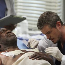 El Dr Mark Sloan trata a un paciente en 'Anatomía de Grey'