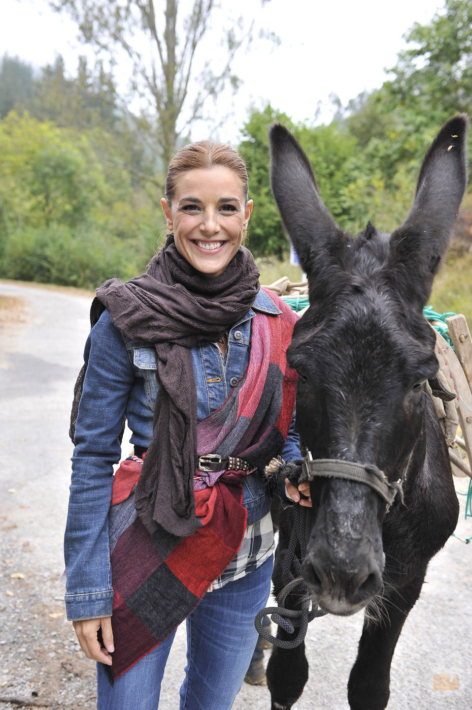 Raquel Sánchez Silva con un burro en 'Acorralados'