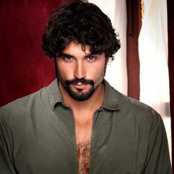 Álex García es César Bravo