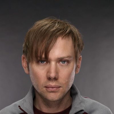Jimmy Simpson es Lloyd Lowery en 'Ex-Convictos'