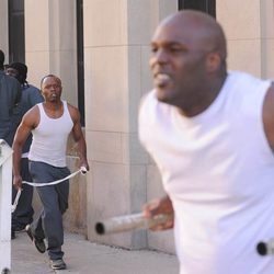 Shea Daniels se dirige hacia un preso en 'Breakout Kings'