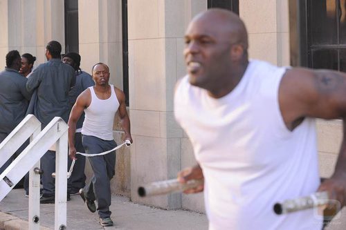 Shea Daniels se dirige hacia un preso en 'Breakout Kings'
