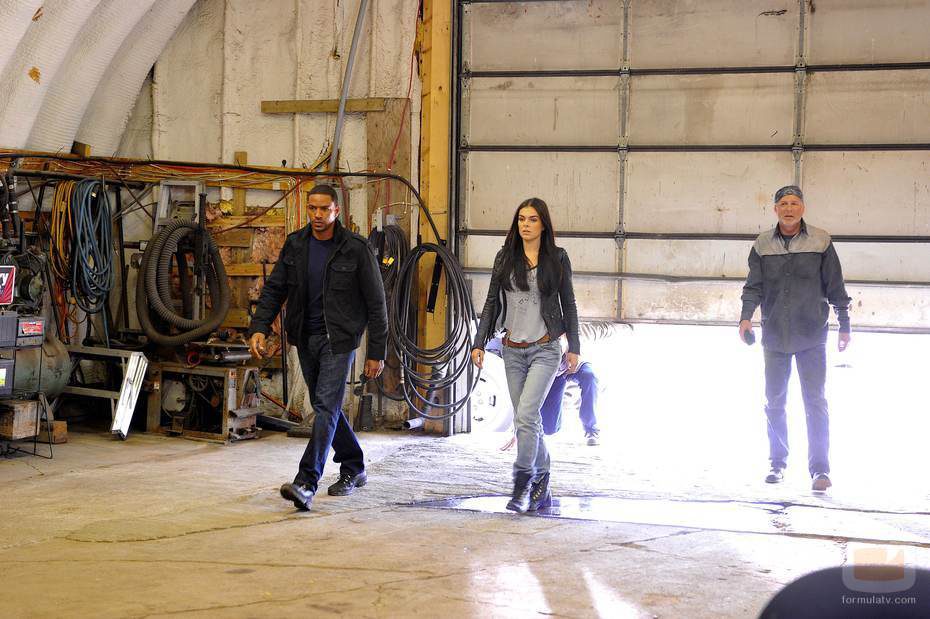 Charlie y Erica andan por una nave en 'Breakout Kings'