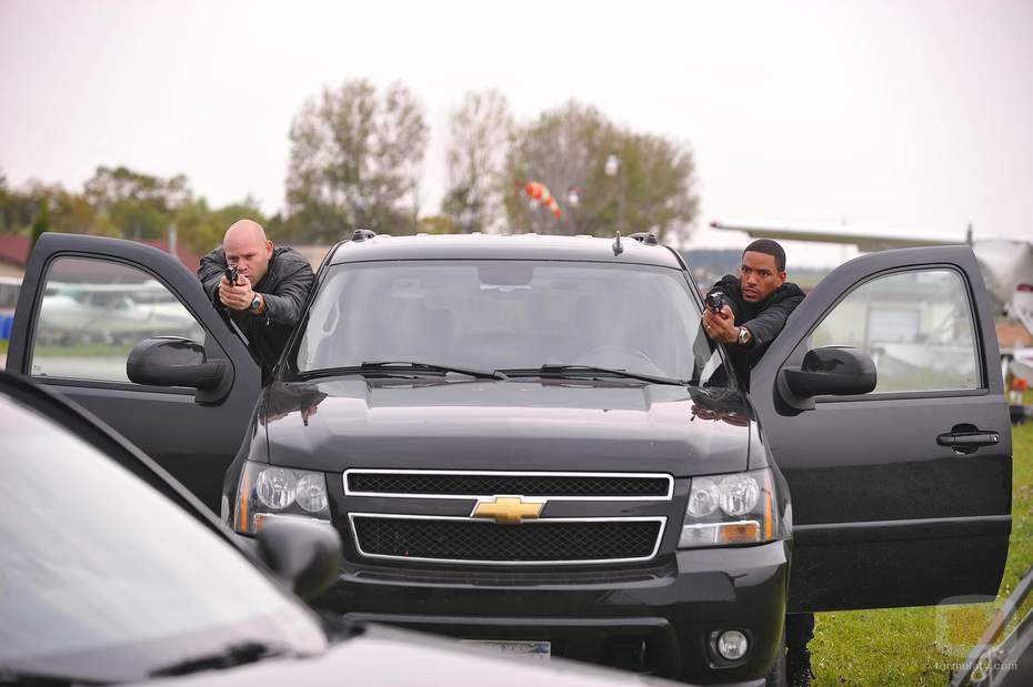 Charlie y Ray apuntan con su arma