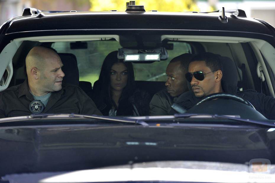 Los protagonistas de 'Breakout Kings' en un coche