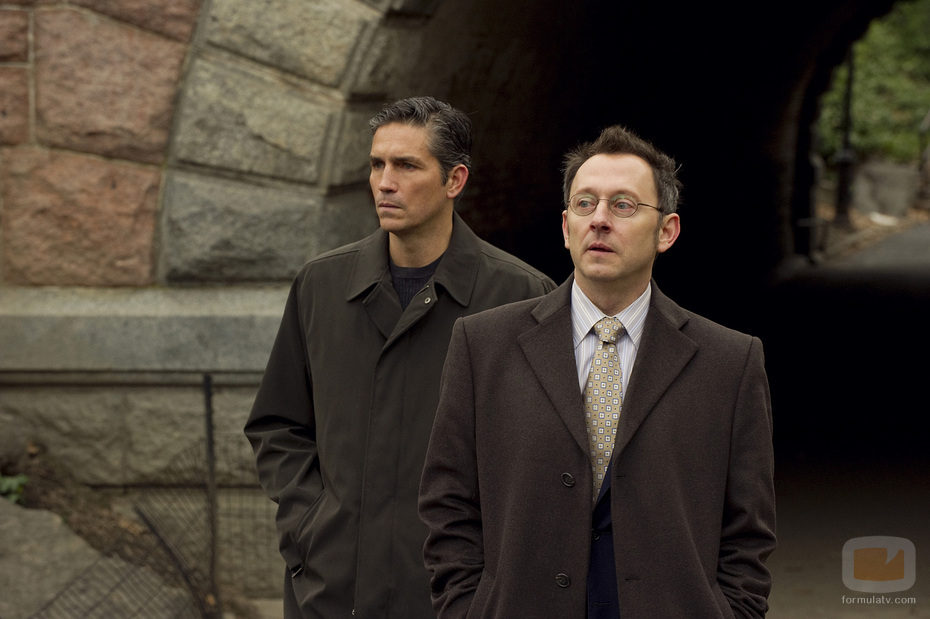 Reese y Finch caminan en 'Person of interest'