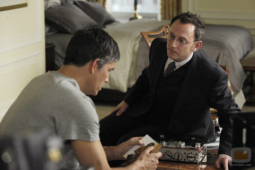 Caviezel mira una foto de su fallecida novia en 'Person of Interest'