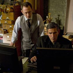Finch y Reese trabajan frente a un ordenador en 'Person of Interest'