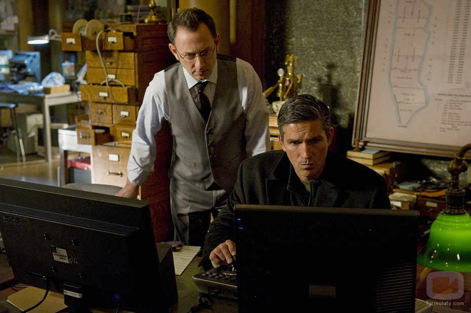 Finch y Reese trabajan frente a un ordenador en 'Person of Interest'