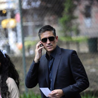 Reese habla por teléfono en 'Person of Interest'