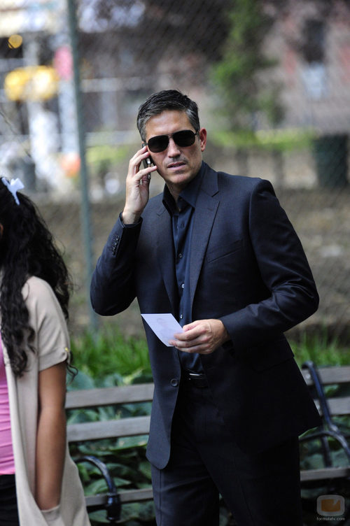 Reese habla por teléfono en 'Person of Interest'