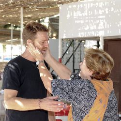 Juanjo Artero recibe el cariño de Nerja