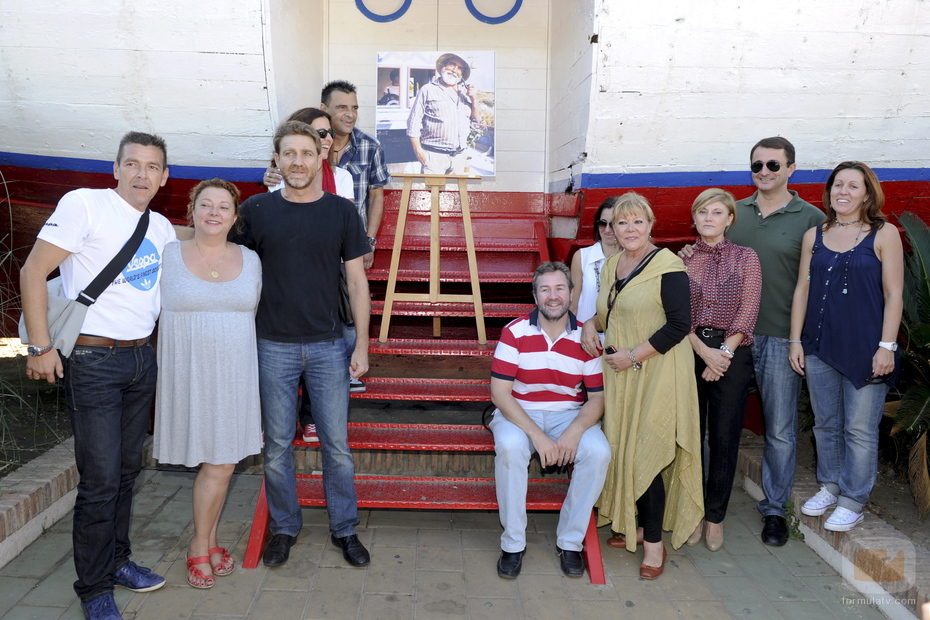 El reparto posa junto a una imagen de Antonio Ferrandis (Chanquete)