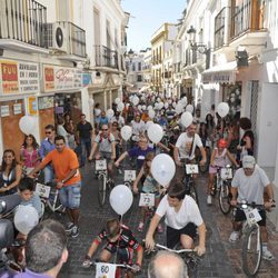 Los vecinos pedalearon silbando la sintonia de 'Verano azul'