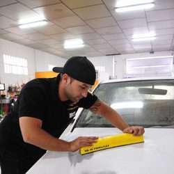 Pisha encera un coche en el taller de 'MTV Tuning España'