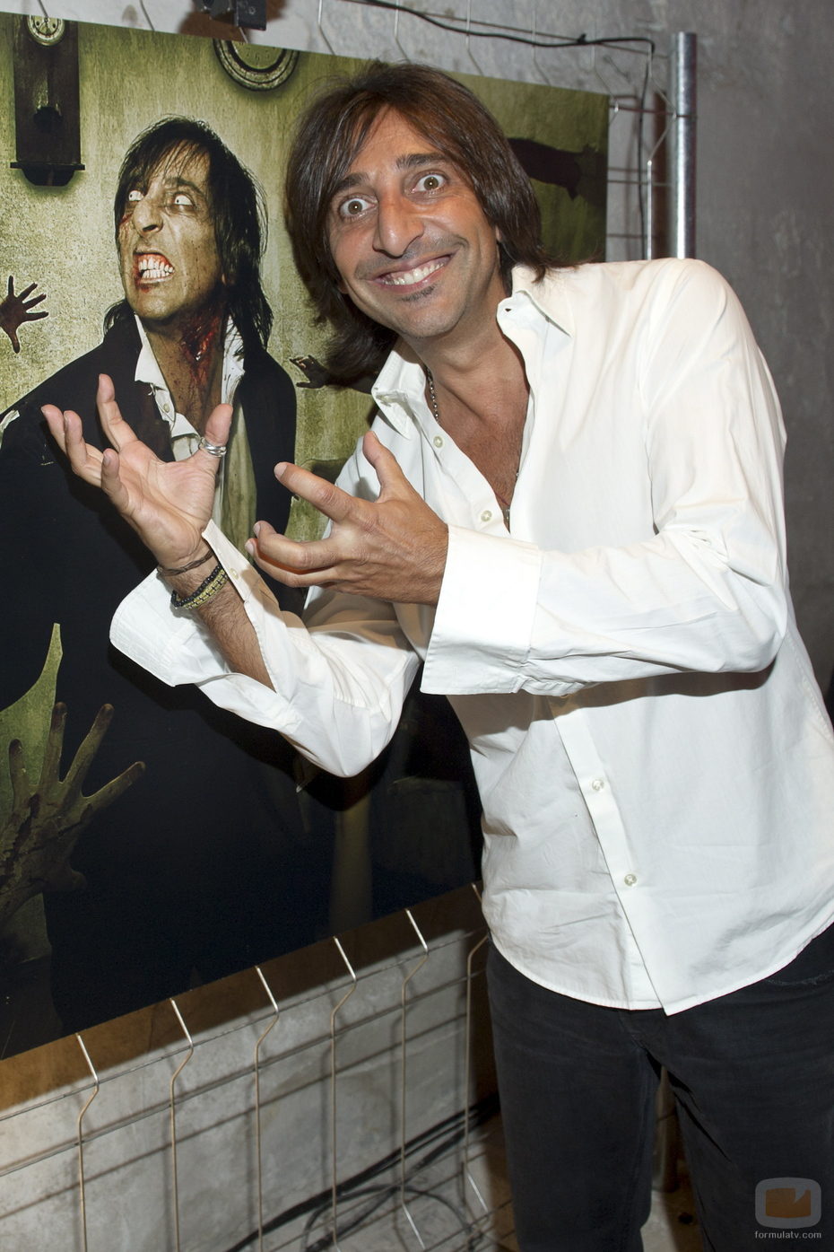 Antonio Carmona sonríe junto a su yo zombie promocionando 'The Walking Dead'
