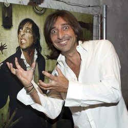 Antonio Carmona sonríe junto a su yo zombie promocionando 'The Walking Dead'