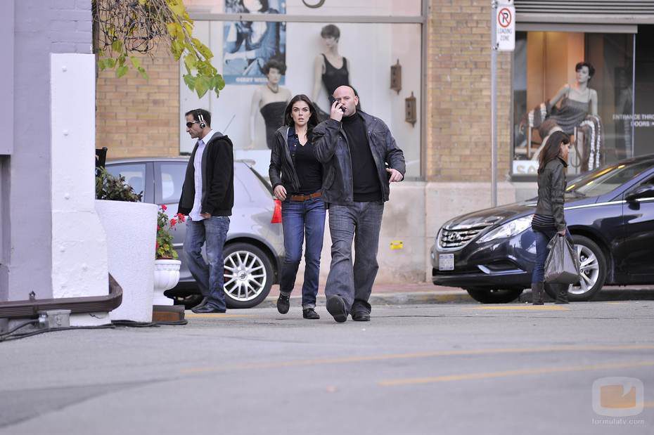 Serinda Swan y Domenick Lombardozzi en el capítulo cuatro de 'Ex-convictos'