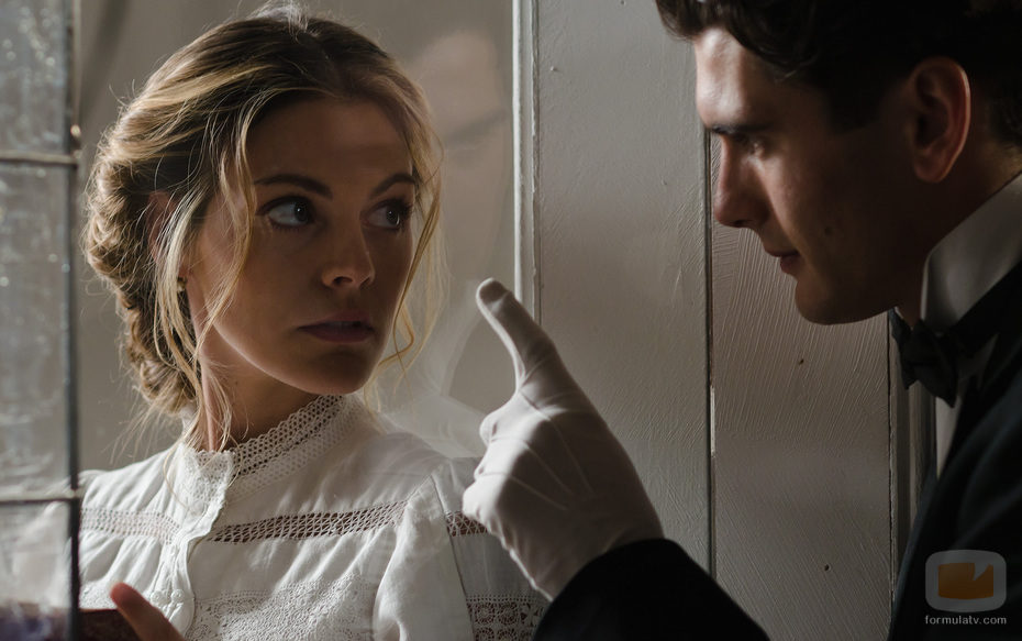 Amaia Salamanca y Yon González en 'Gran Hotel'