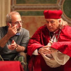 Udo Kier sentado junto al productor de la serie Tom Fontana