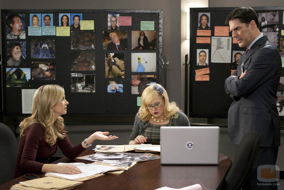 Thomas Gibson, A.J. Cook y Kirsten Vangsness en 'Mentes Criminales'