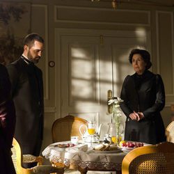 Adriana Ozores, Pedro Alonso, Concha Velasco y Marta Larralde en 'Gran Hotel'