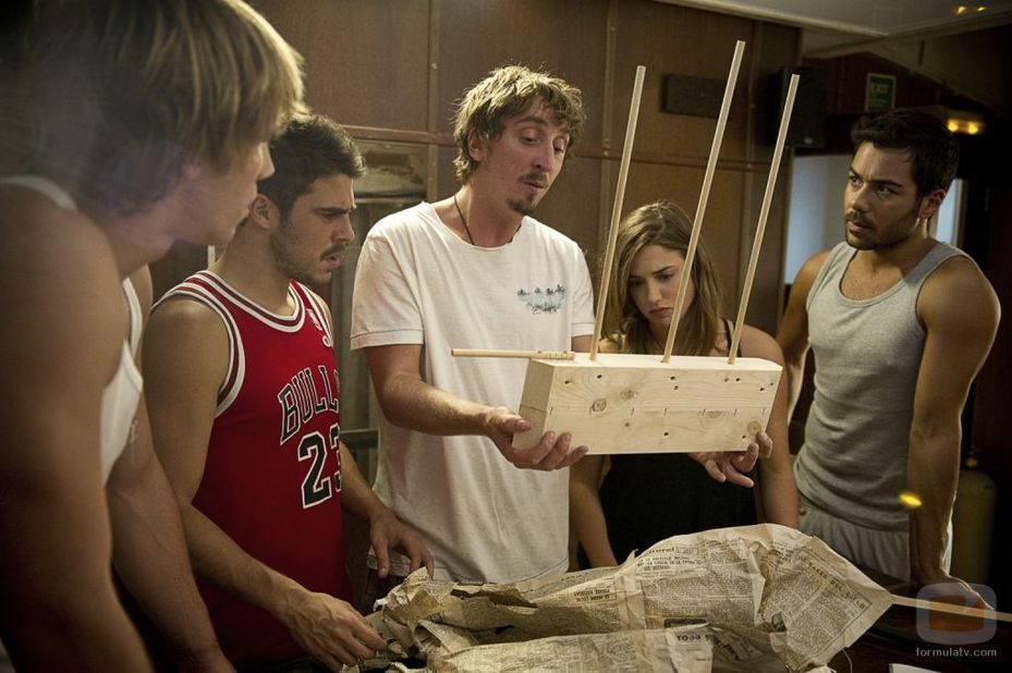 En 'El Barco' el actor Iván Massagué sujeta un extraño artilugio