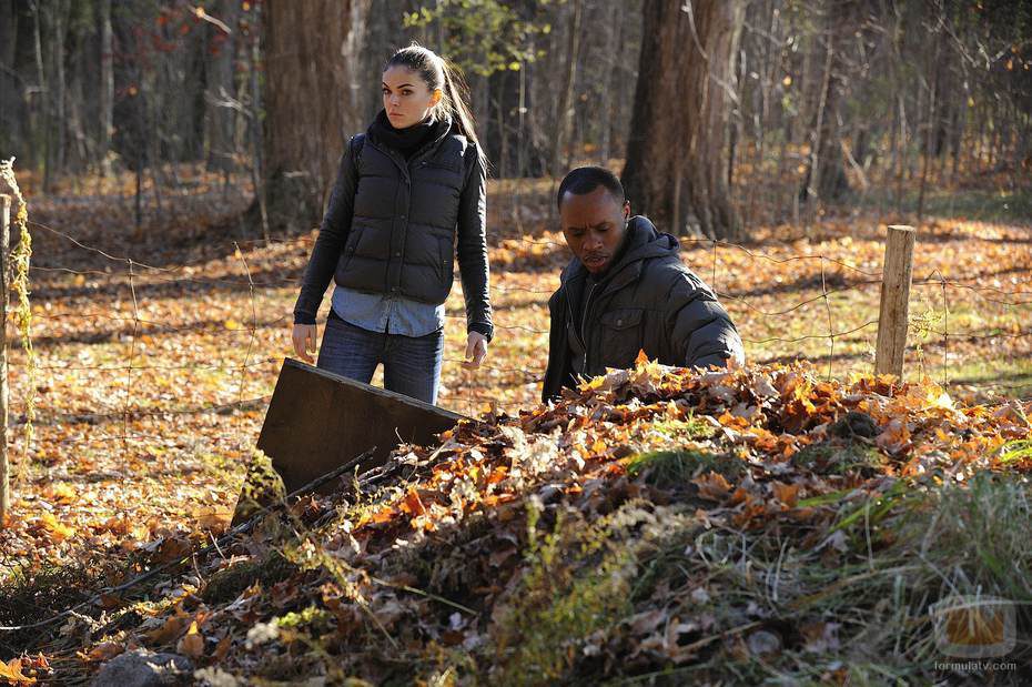 Serinda Swan y Malcolm Goodwin en 'Ex-Convictos'