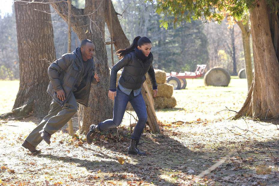 Serinda Swan y Malcolm Goodwin juntos en 'Ex-Convictos'