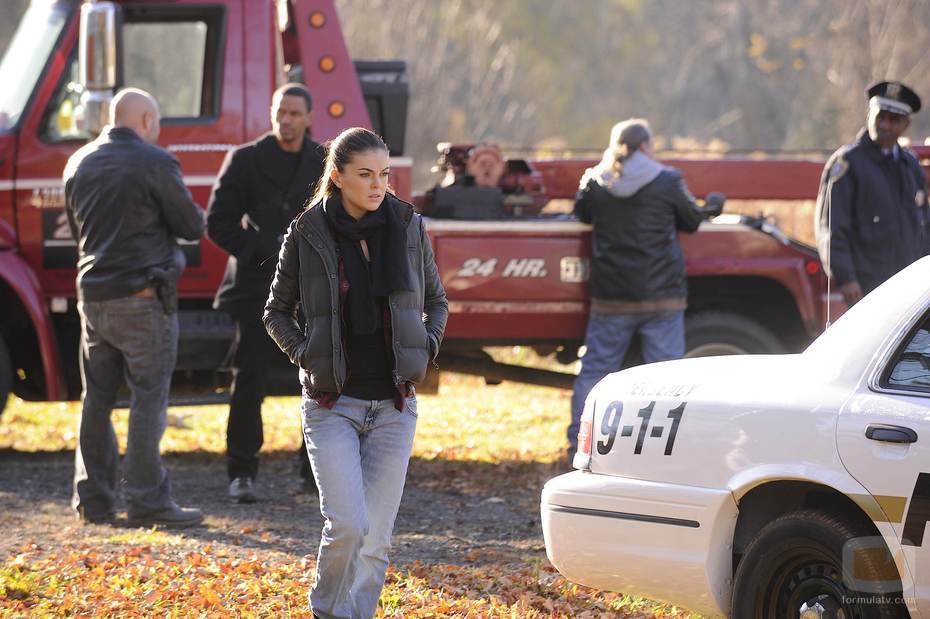 Serinda Swan en la piel de la caza recompensas de 'Ex-Convictos'