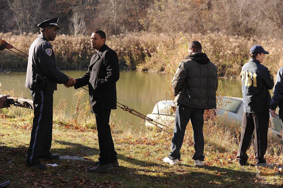 Laz Alonso saluda a un agente en 'Ex-Convictos'