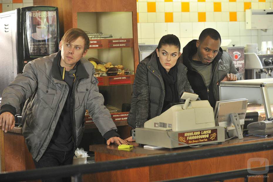 Jimmi Simpson, Serinda Swan y Malcolm Goodwin de 'Ex-Convictos'